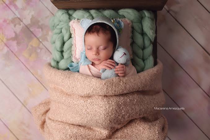 sesion de fotos newborn nena en estudio fotográfico en Belgrano