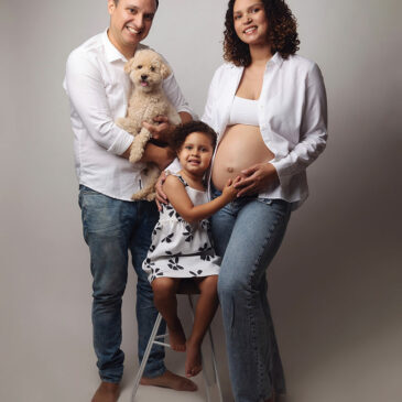Ideas para fotos de embarazo elegantes: looks, poses y estilo en estudio